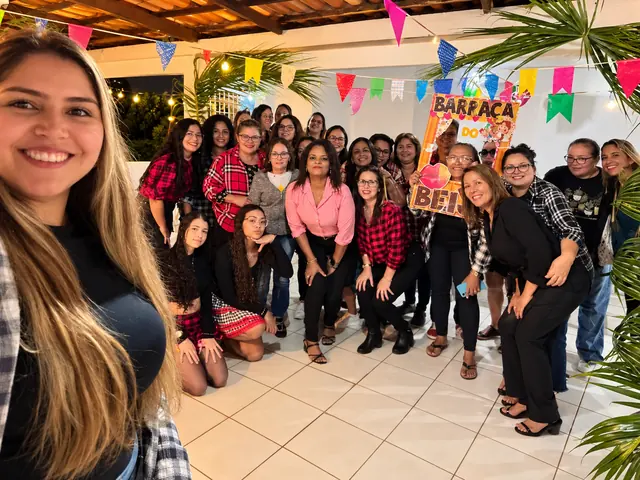 Festa junina 2026 com a turma de camisas xadrez sob bandeirinhas